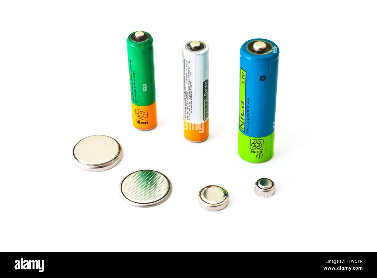 Différents types de batteries sur le fond blanc Banque D'Images