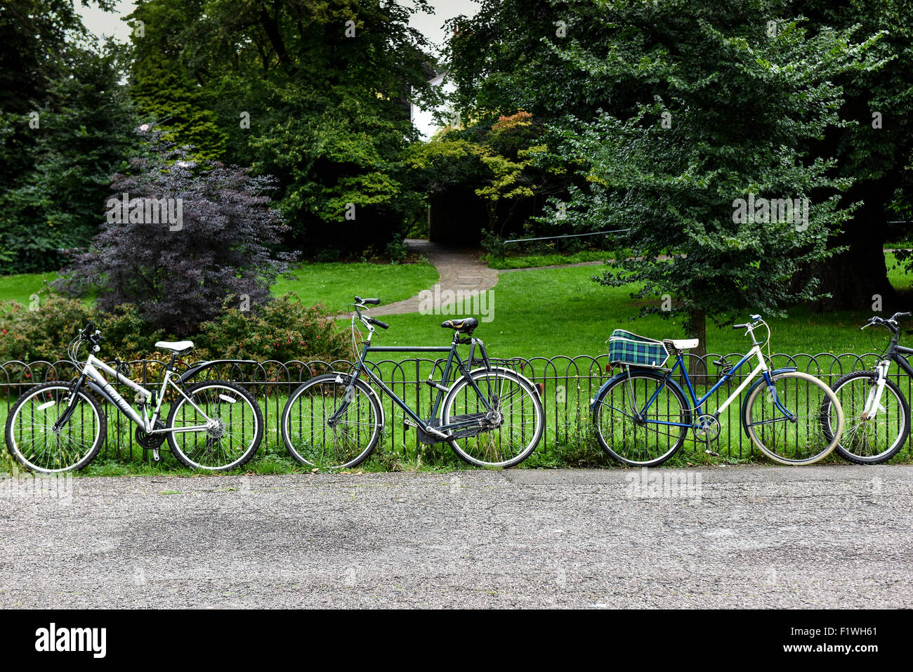 Les vélos garés contre une balustrade. Banque D'Images