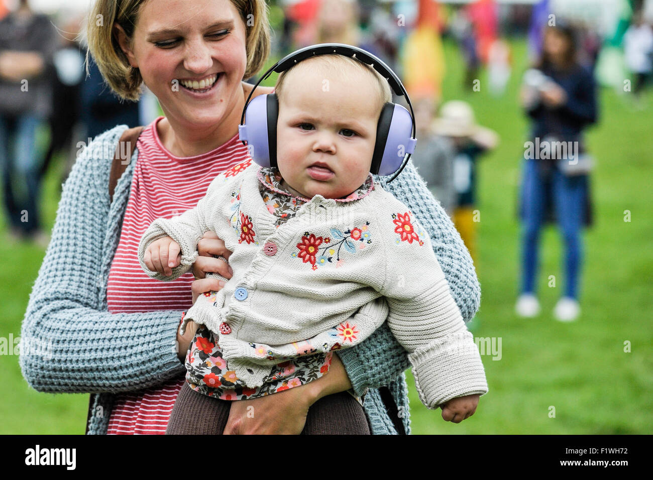 Maude, âgée de 11 mois s'amusant à des personnes Festival à Brighton. Banque D'Images