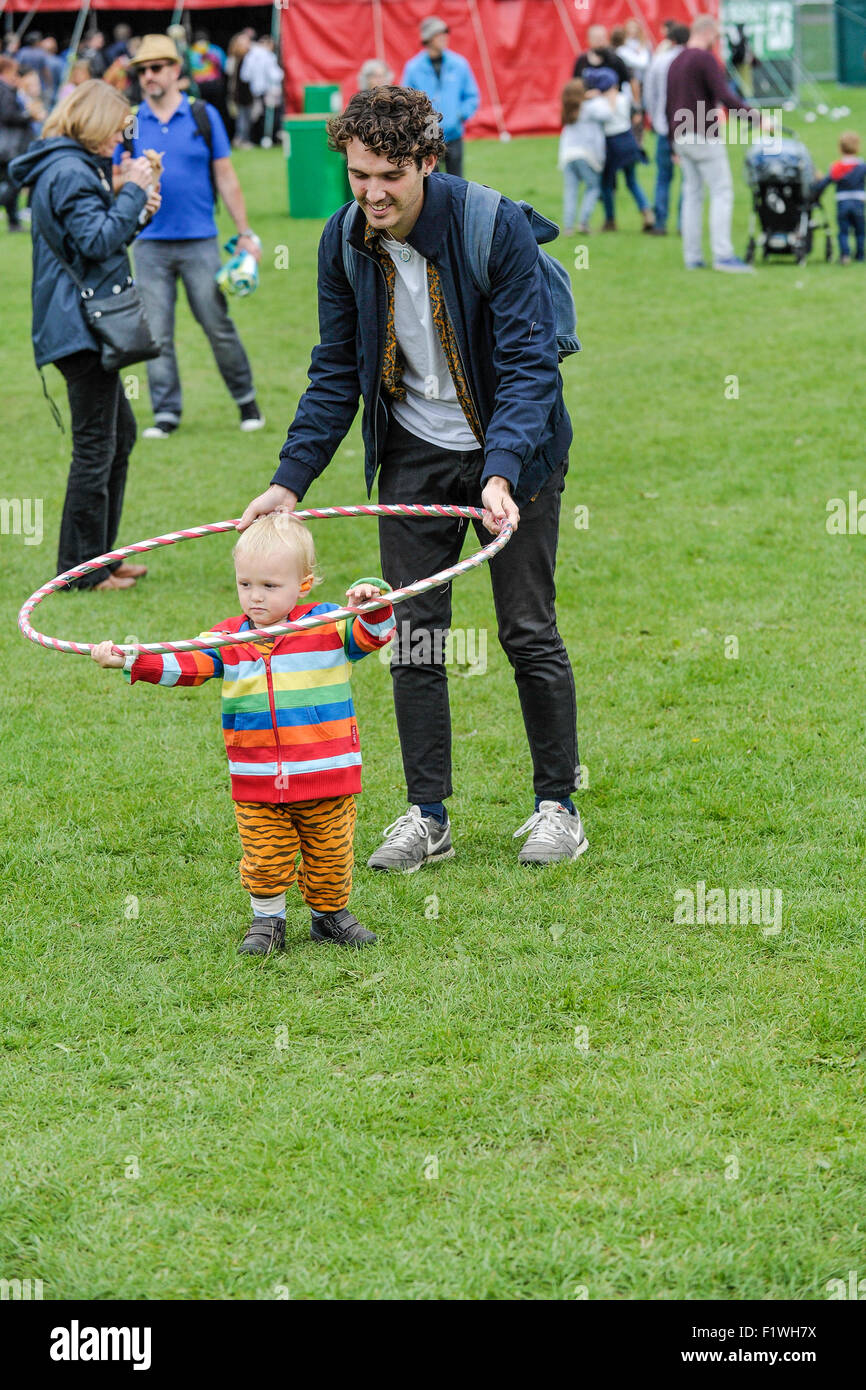 Un enfant en jouant avec un cerceau à l'ensemble Les personnes Festival à Brighton. Banque D'Images