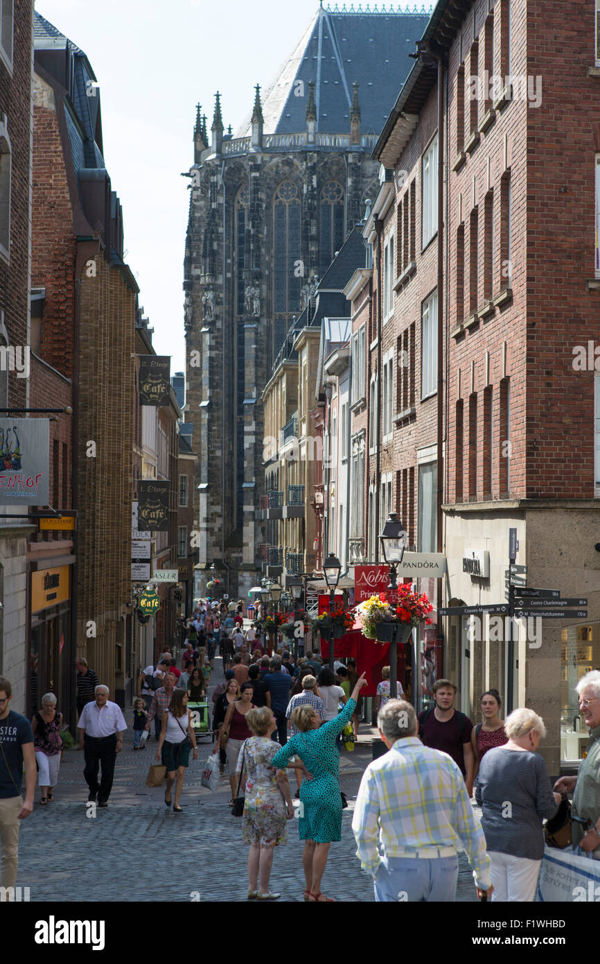 Rue commerçante agréable avec beaucoup de touristes au centre ville de Aix-la-Chapelle en Allemagne Banque D'Images