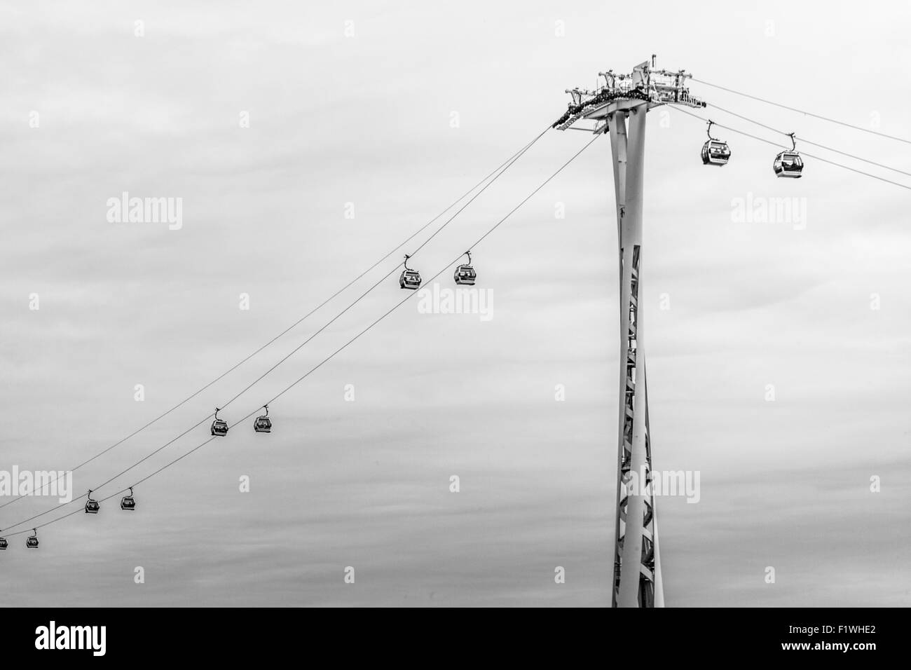Téléphérique Emirates Air Line traversant la Tamise, North Greenwich, Angleterre, Royaume-Uni. Banque D'Images