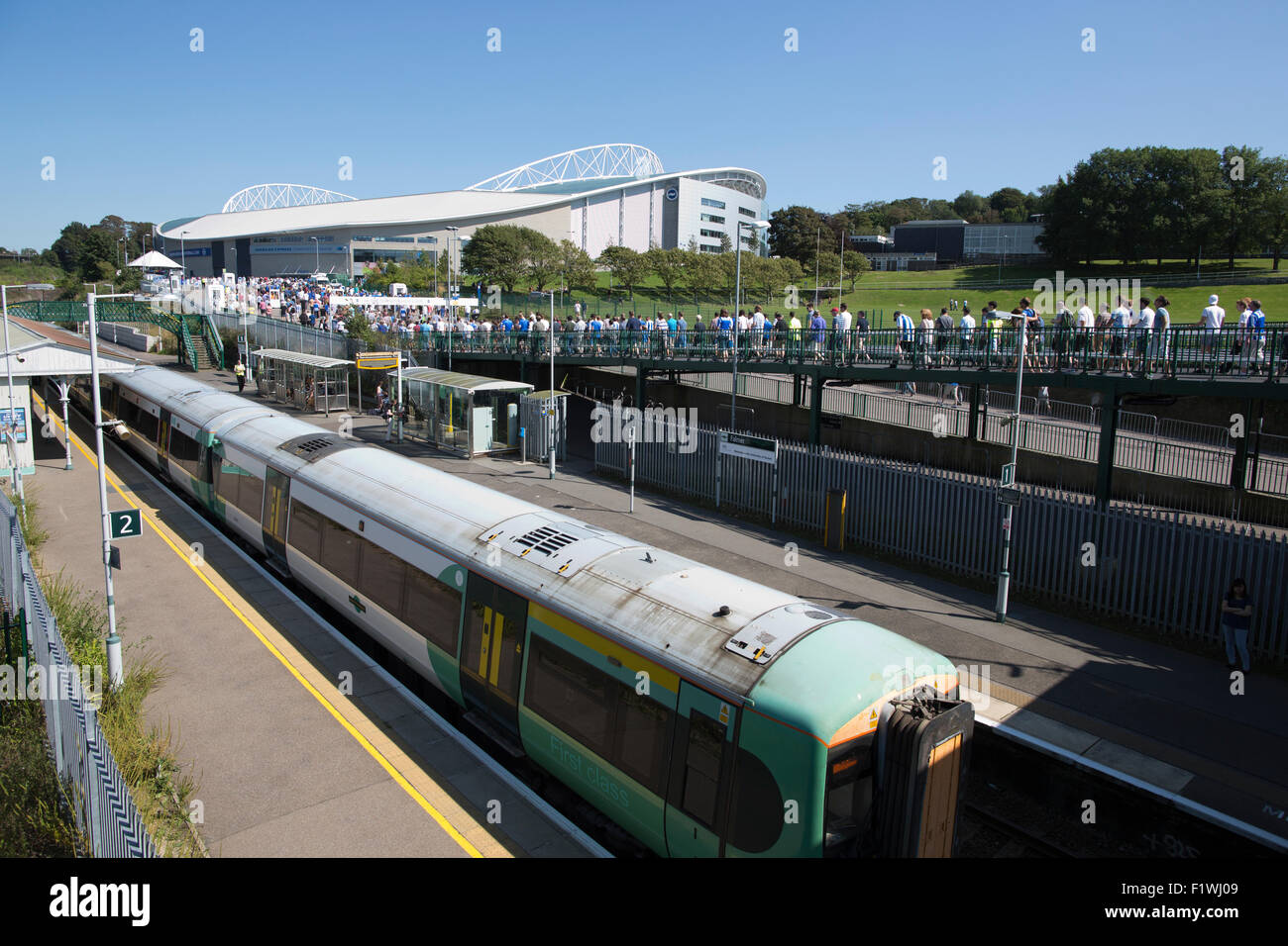 Bighton & Hove football fans voyageant à partir de la gare ferroviaire de Brighton à Brighton and Hove Station en transit pour le week-end match de football. Banque D'Images