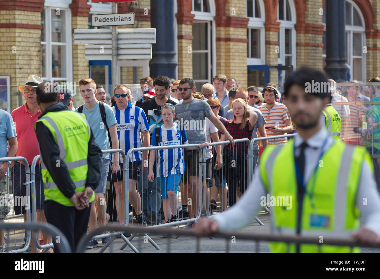Bighton & Hove football fans voyageant à partir de la gare ferroviaire de Brighton à Brighton and Hove Station en transit pour le week-end match de football. Banque D'Images