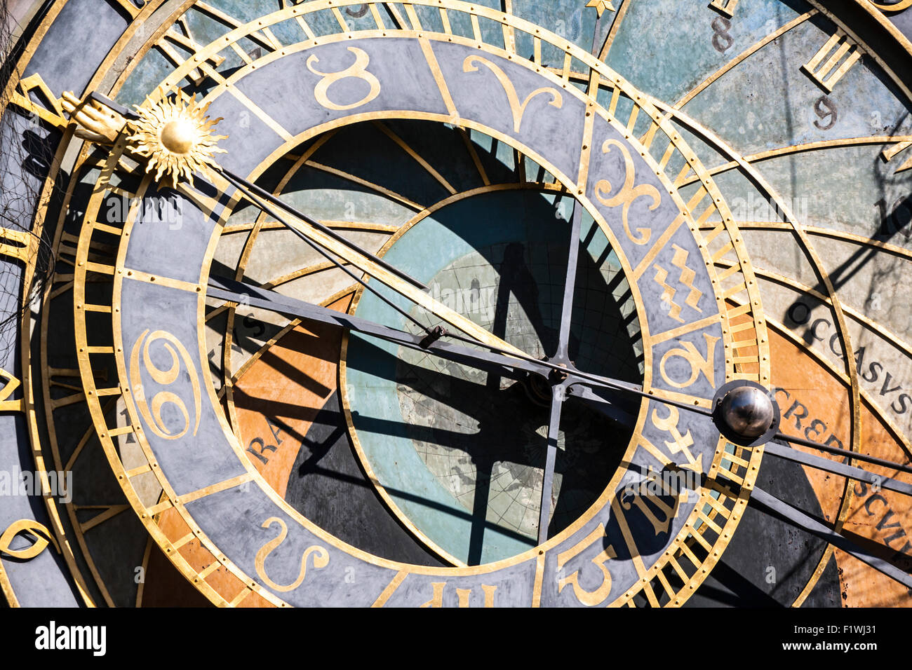 Détail de la face de l'horloge astronomique de la vieille ville l'Hôtel de Ville, Prague, République tchèque. Banque D'Images