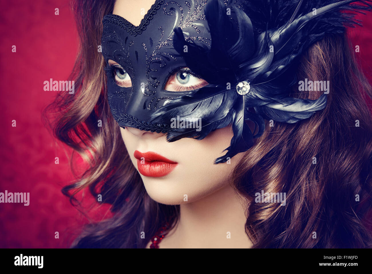 Belle jeune femme en noir mystérieux Masque de Venise. Photo de Mode Banque D'Images