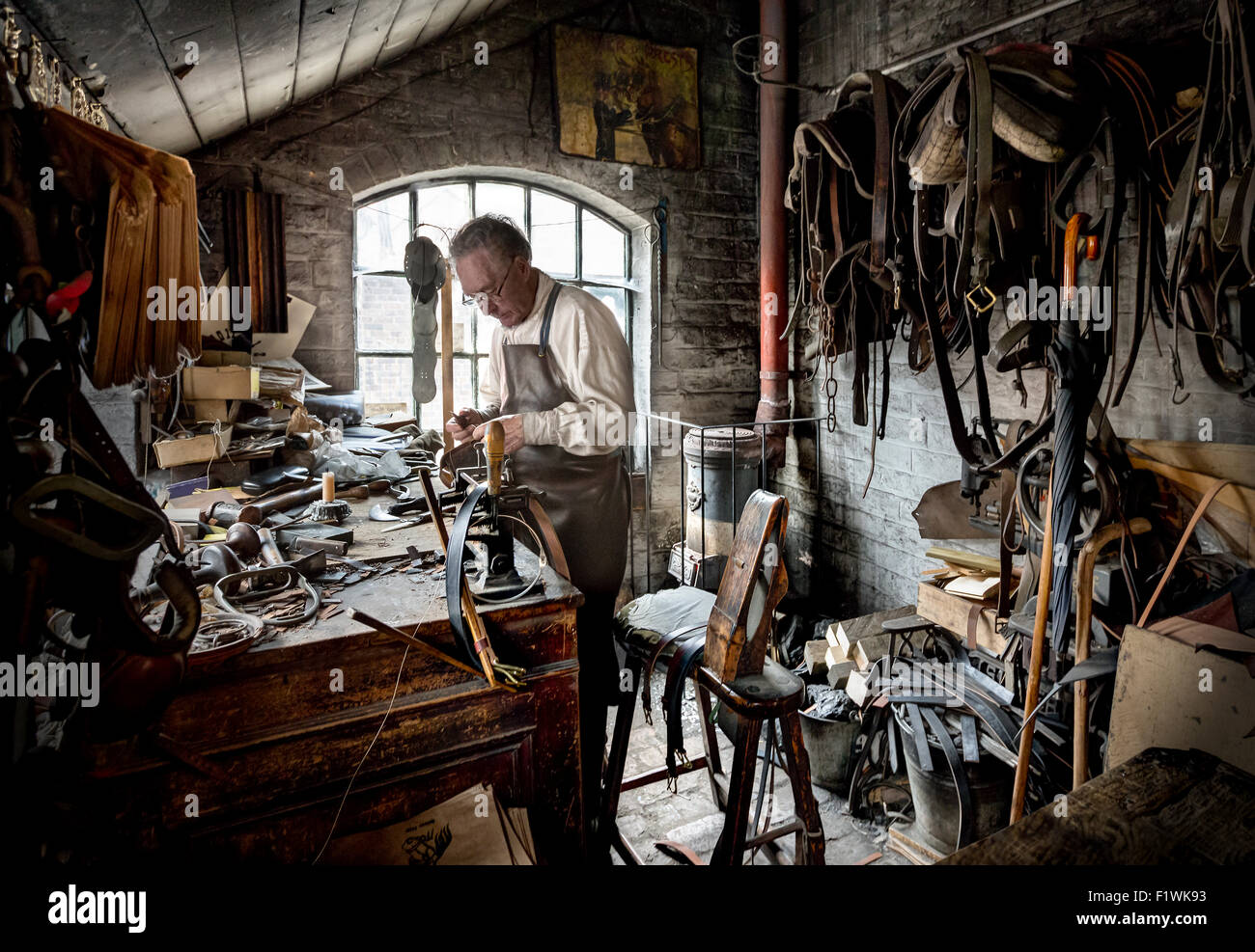 Un cuir smith dans Blist Hill,Maison de ville victorienne. Banque D'Images