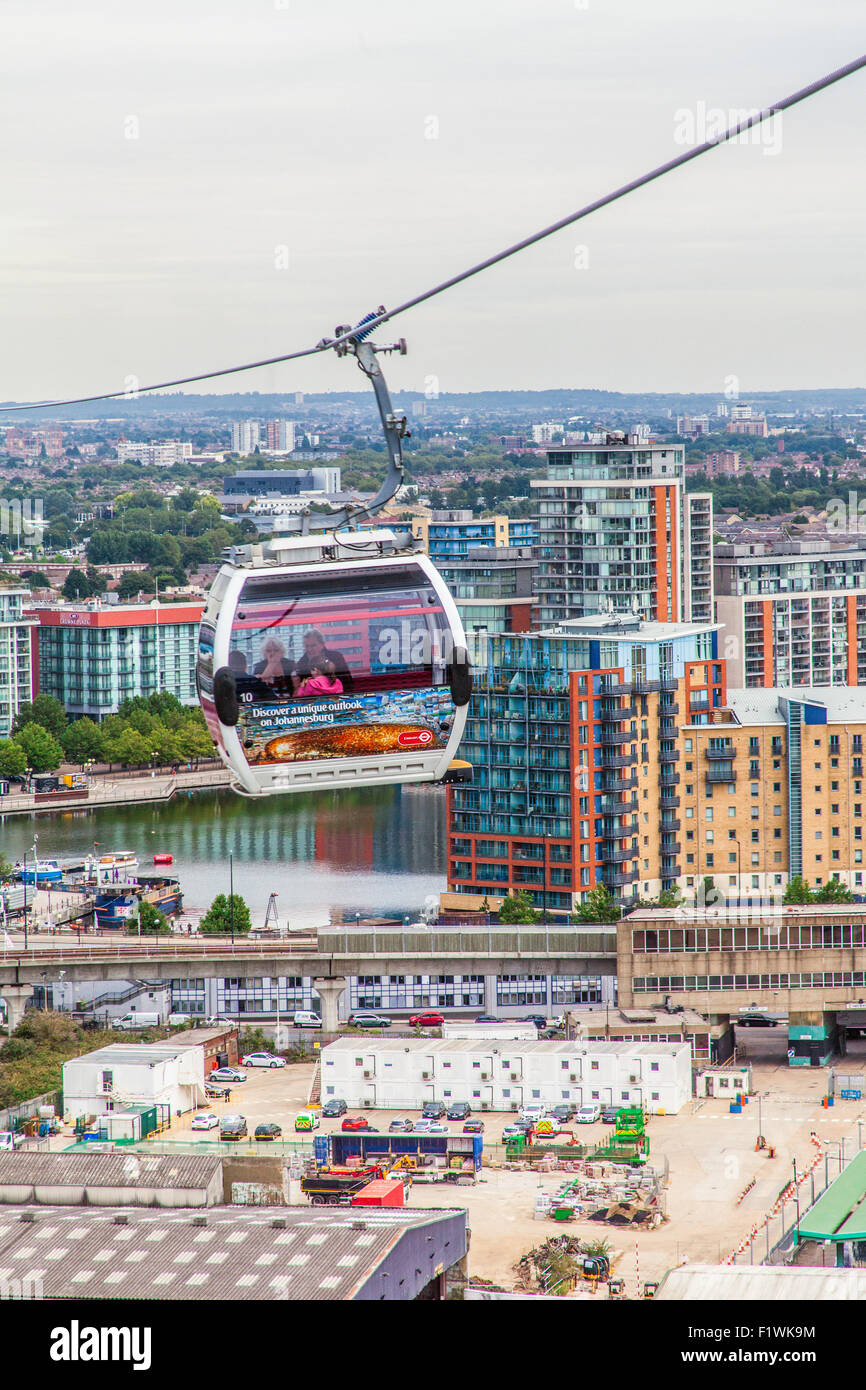 Téléphérique Emirates Air Line traversant la Tamise à partir de North Greenwich à Royal Victoria Dock, London, England, UK Banque D'Images