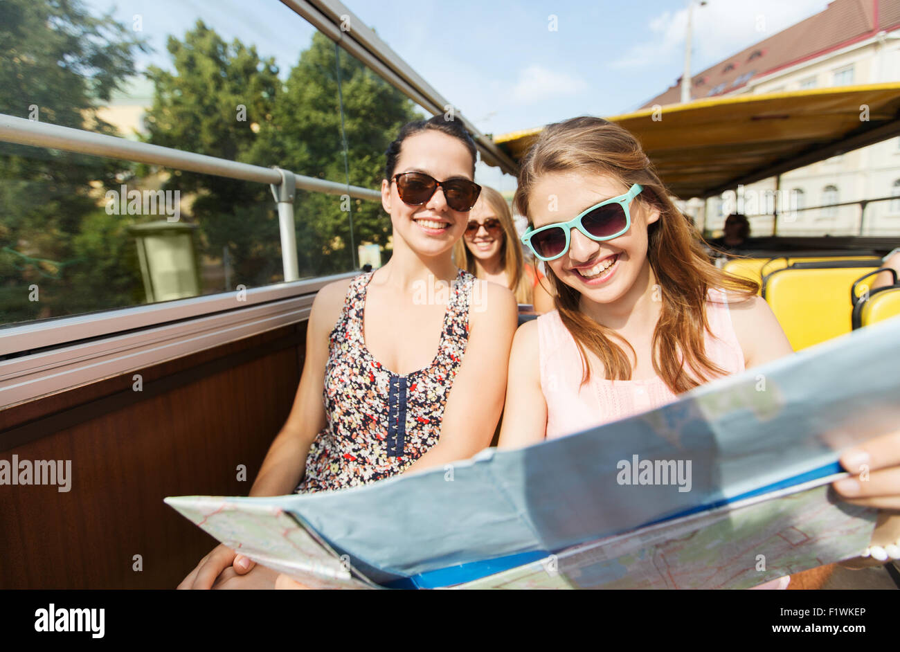 Groupe de professionnels amis voyageant par autobus de tournée Banque D'Images