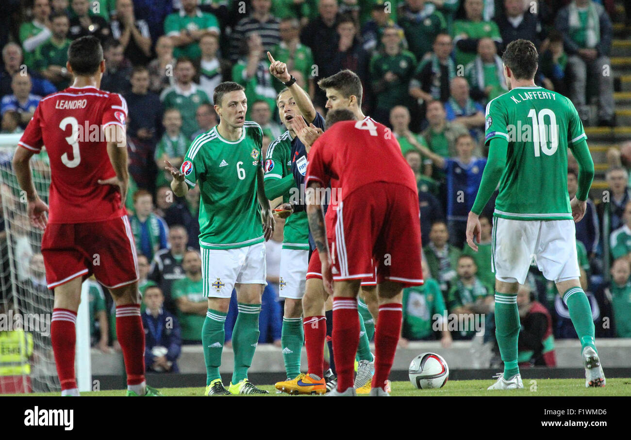 Windsor Road, Belfast, Royaume-Uni. 7 Septembre, 2015. L'Irlande du défenseur Chris Baird est envoyé par l'arbitre Cüneyt Çakιr dans leur match contre la Hongrie. David Hunter/Alamy Live News. Banque D'Images