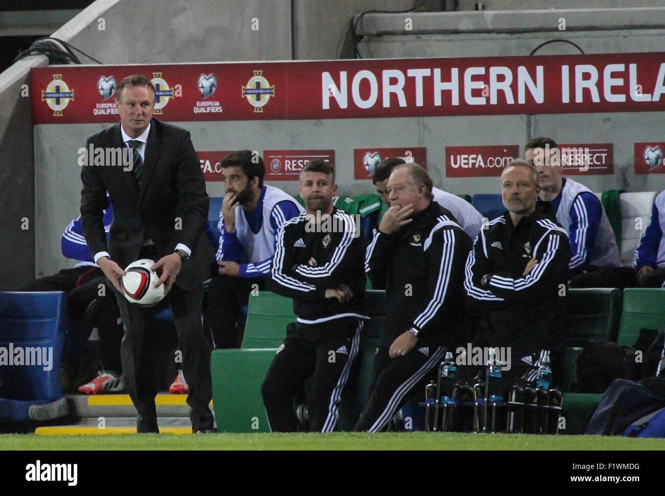 Windsor Road, Belfast, Royaume-Uni. 7 Septembre, 2015. L'Irlande du manager Michael O'Neill (à gauche,avec ballon) à l'Irlande du Nord v Hongrie jeu. David Hunter/Alamy Live News. Banque D'Images