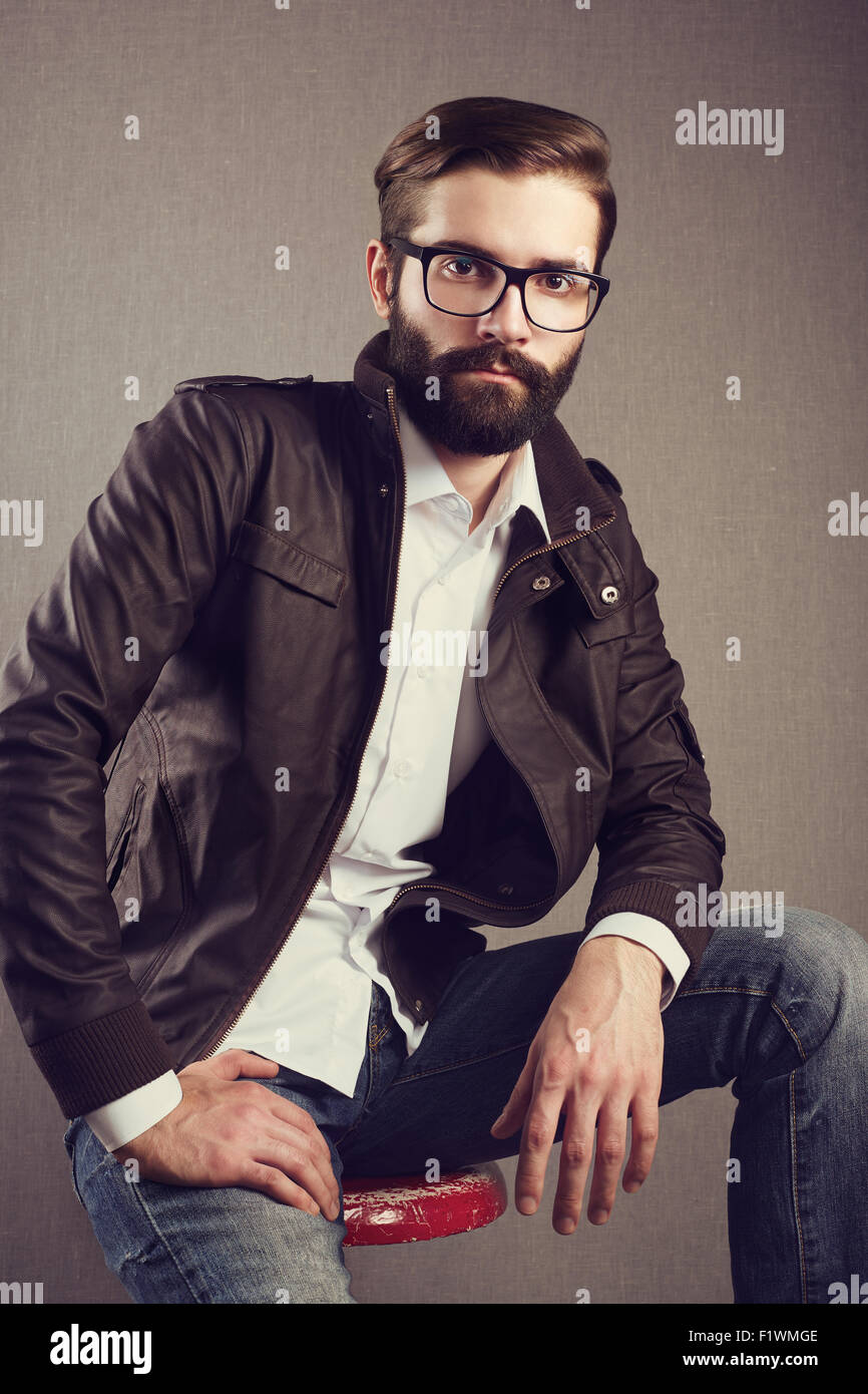 Portrait de bel homme avec barbe. Photo de Mode Banque D'Images