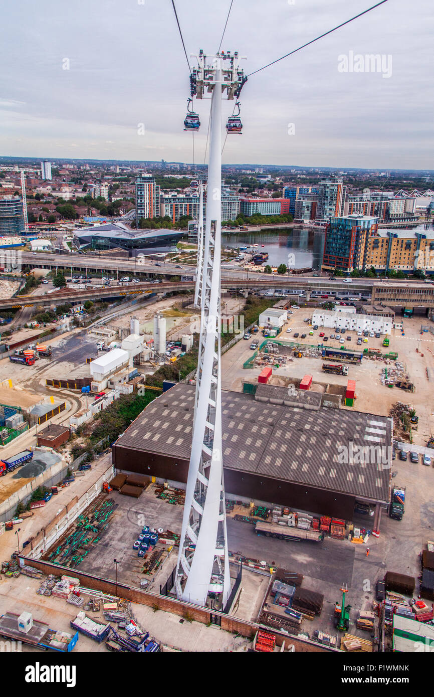 Téléphérique Emirates Air Line traversant la Tamise à partir de North Greenwich à Royal Victoria Dock, London, England, UK Banque D'Images