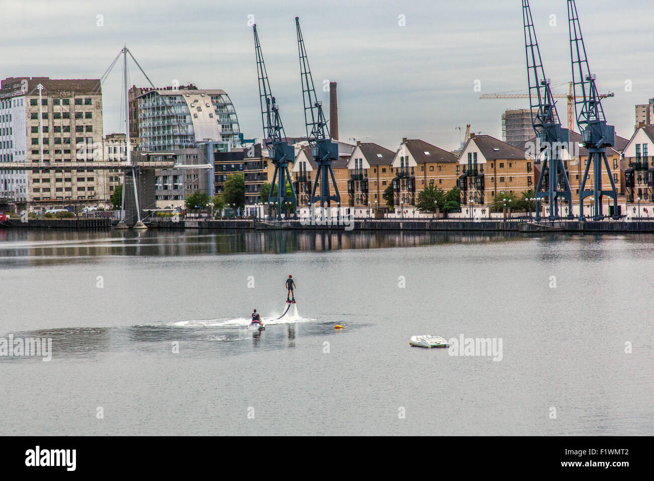 Un homme portant des bottes à réaction le centre de sports nautiques au Royal Victoria Docks à Londres, Angleterre, Royaume-Uni. Banque D'Images