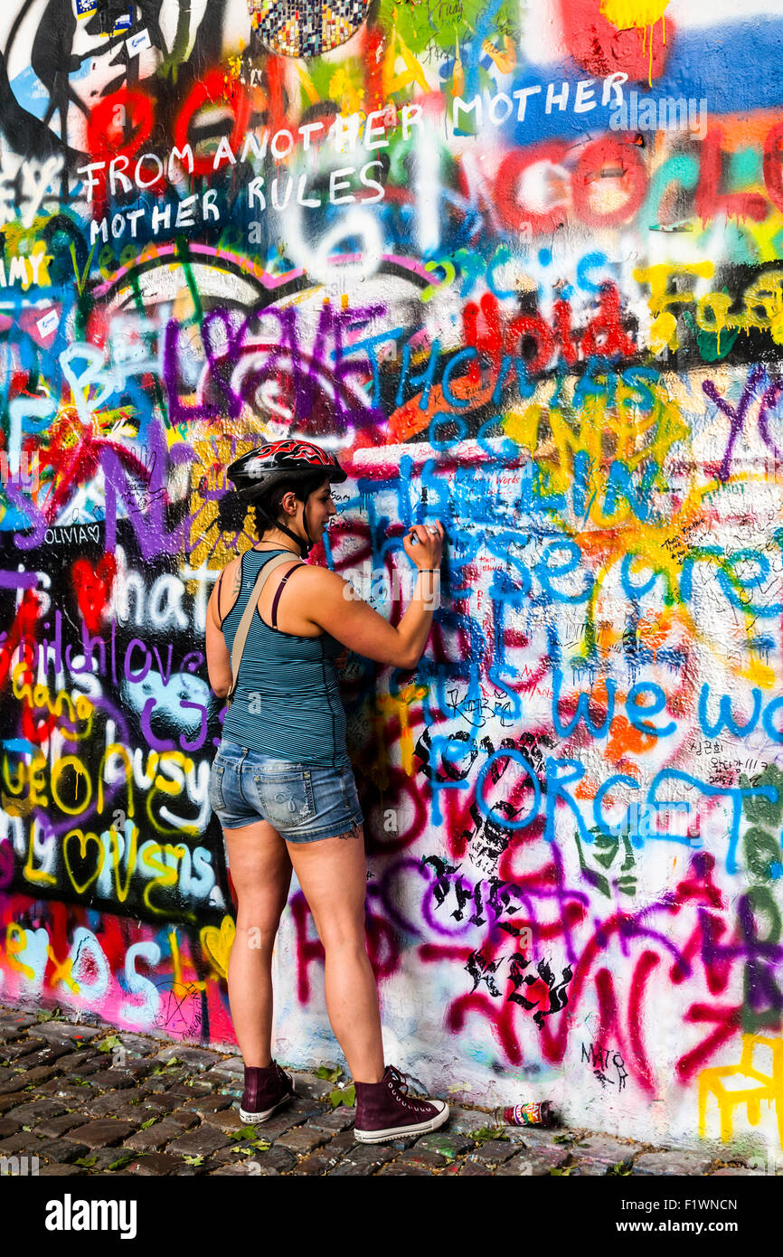 Ajouter à l'un graffiti sur le mur de John Lennon, Velkoprevorske namesti, Mala Strana, Prague, République Tchèque Banque D'Images