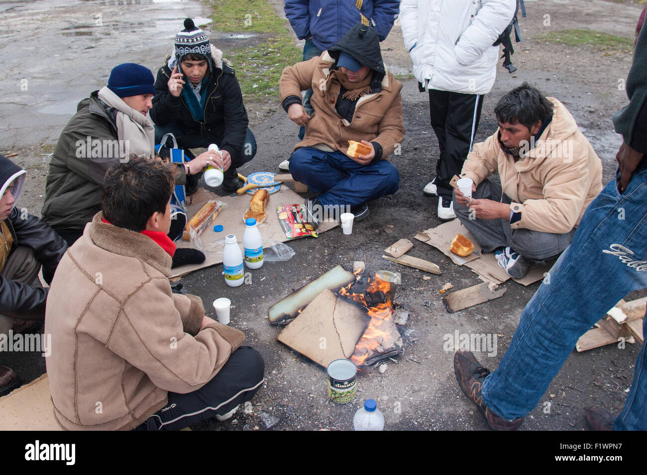 Petit-déjeuner partage des immigrants illégaux à Calais, France Banque D'Images