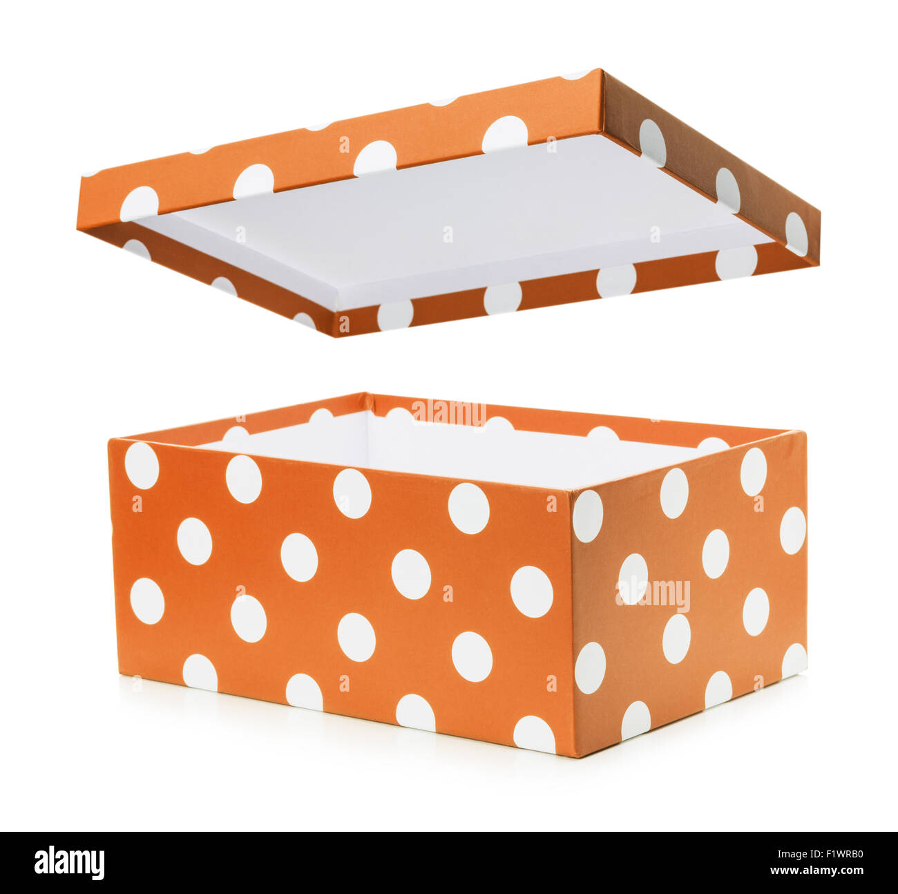 Boîte cadeau orange avec des pois blancs. Banque D'Images