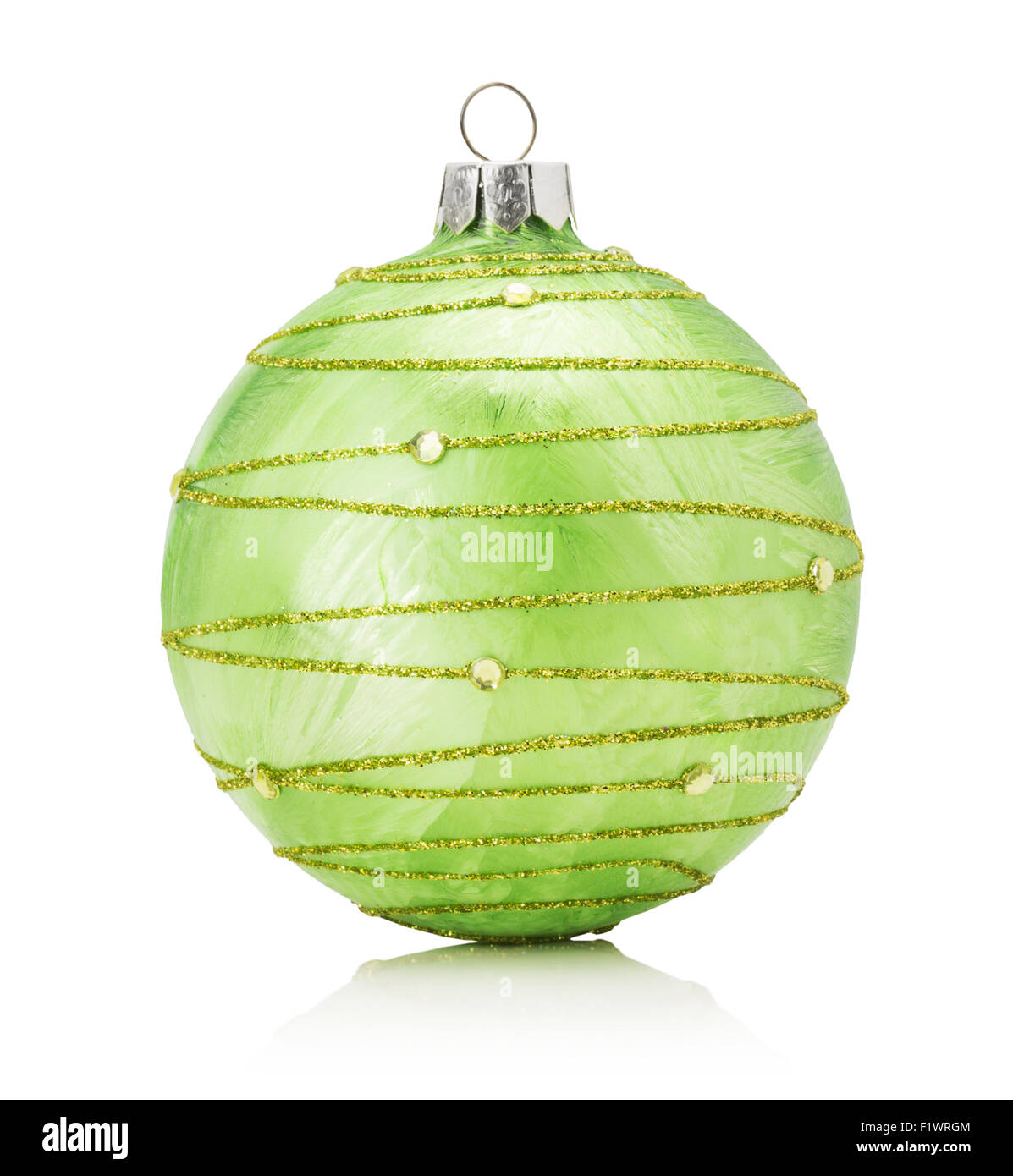 Bal de Noël vert isolé sur le fond blanc. Banque D'Images
