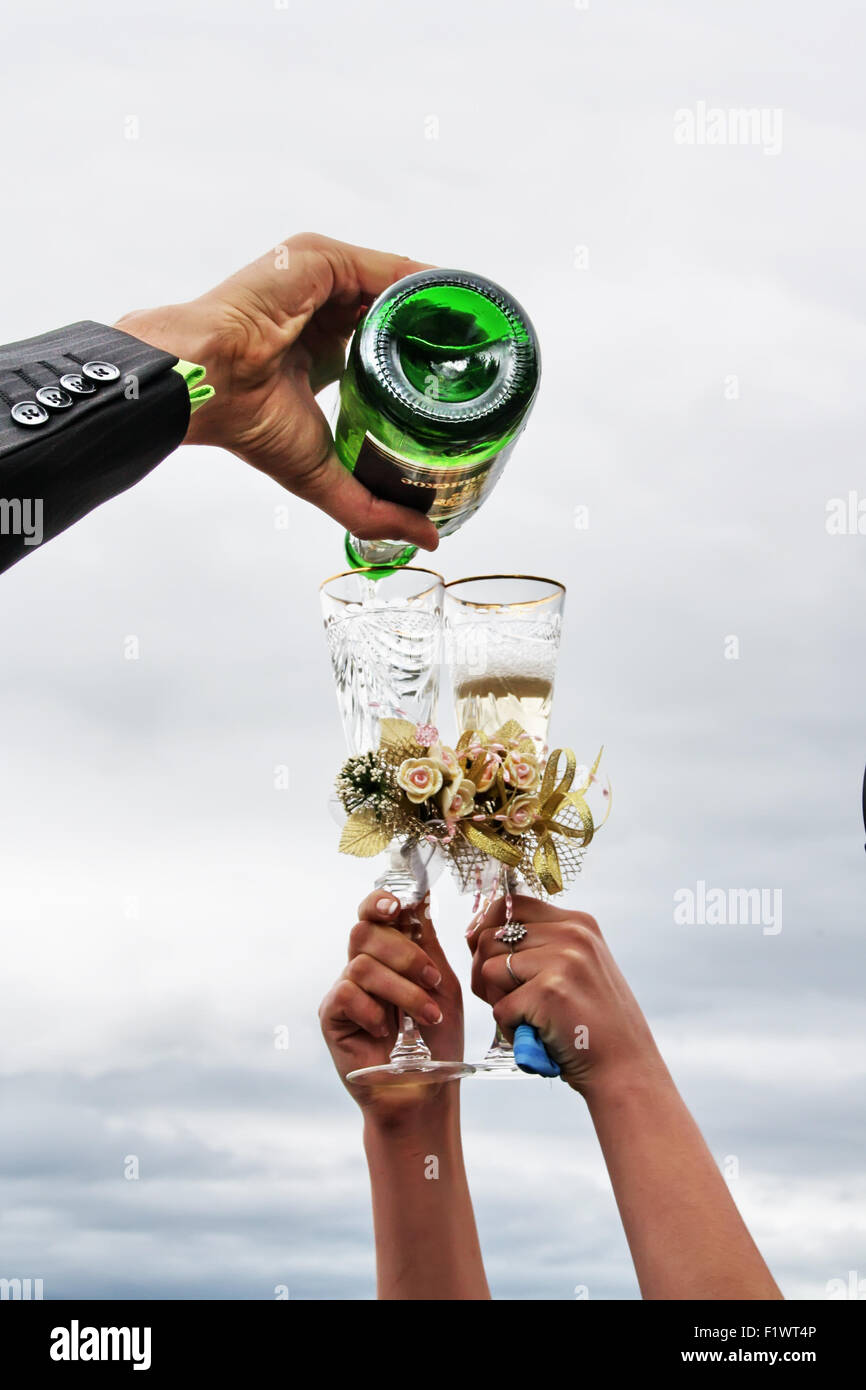 Verres de mariage avec champagne. Banque D'Images