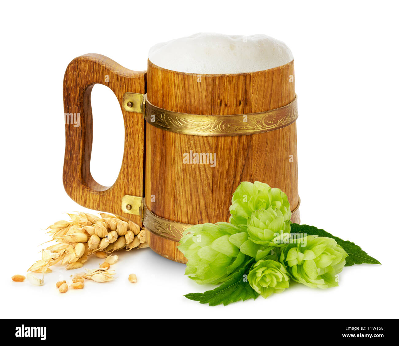 Mug en bois avec de la bière, le houblon et le blé vert. Banque D'Images