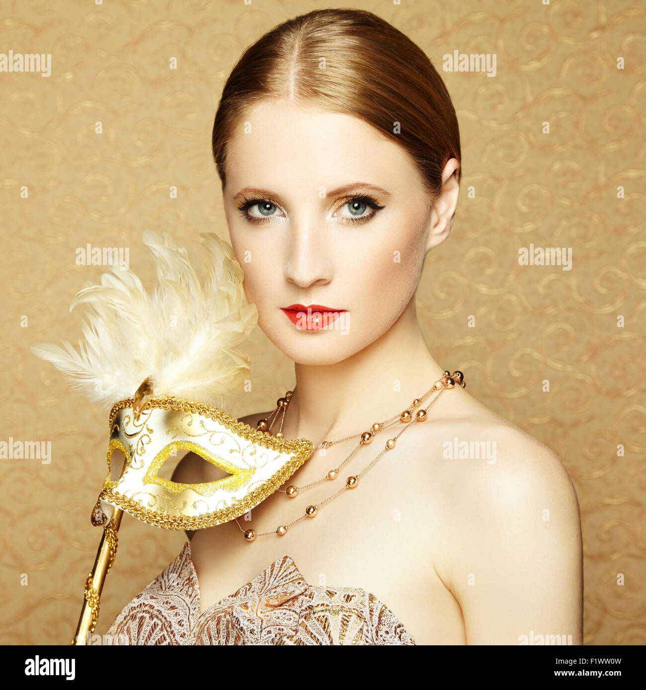 Belle jeune femme en or mystérieux Masque de Venise. Photo de Mode Banque D'Images