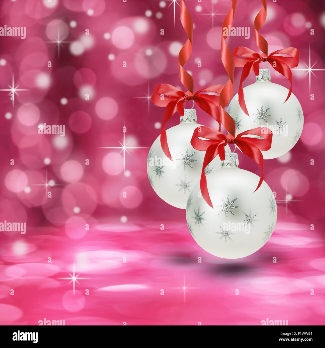 Boules de Noël blanc sur le fond rose. Banque D'Images
