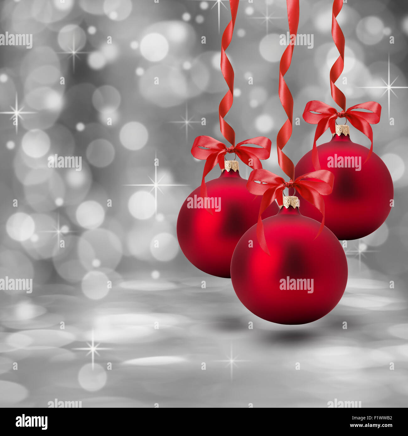 Boules de Noël rouge sur un fond gris. Banque D'Images