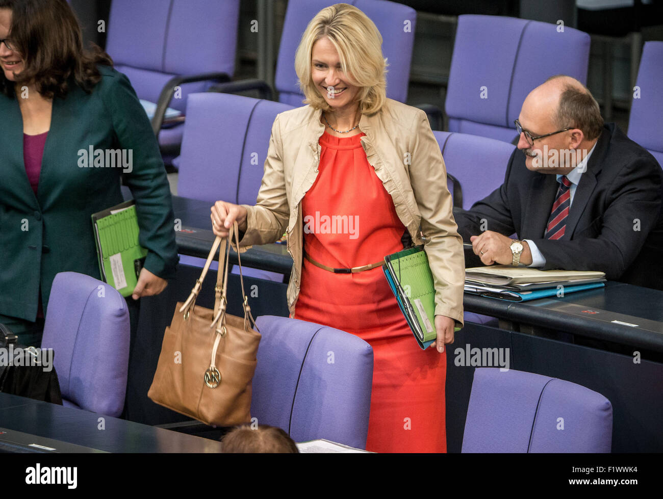 Berlin, Allemagne. 05Th Nov, 2015. Ministre de la famille allemande Manuela Schwesig (C) arrive au Bundestag à Berlin, Allemagne, 08 septembre 2015. Le parlement allemand est en train de discuter un projet de budget national pour la 2016 en première lecture. Photo : Michael Kappeler/dpa/Alamy Live News Banque D'Images