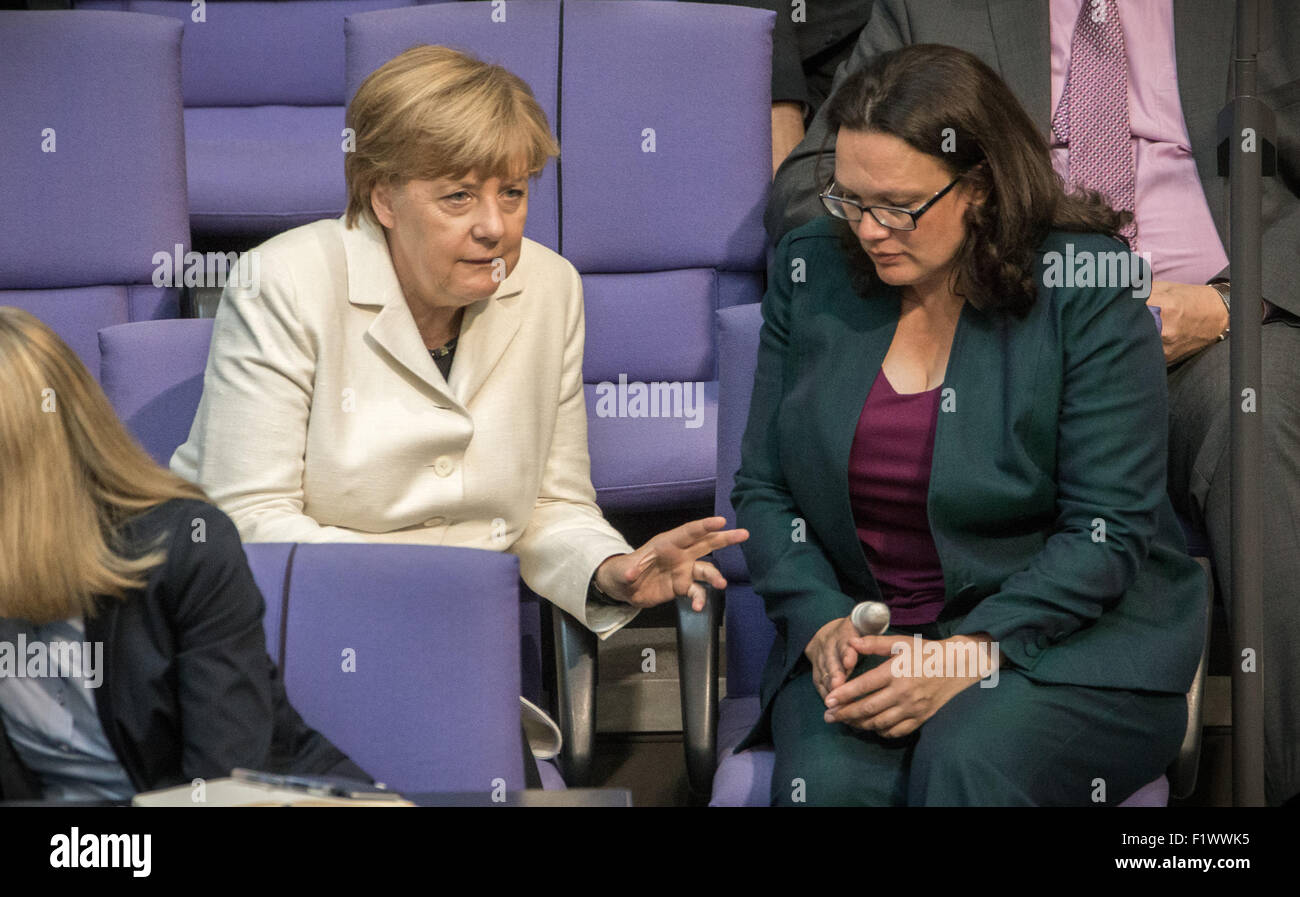 Berlin, Allemagne. 05Th Nov, 2015. La chancelière allemande Angela Merkel (C) s'adresse à la ministre du Travail, Andrea Nahles (R) à la Bundestag allemand à Berlin, Allemagne, 08 septembre 2015. Le parlement allemand est en train de discuter un projet de budget national pour la 2016 en première lecture. Photo : Michael Kappeler/dpa/Alamy Live News Banque D'Images