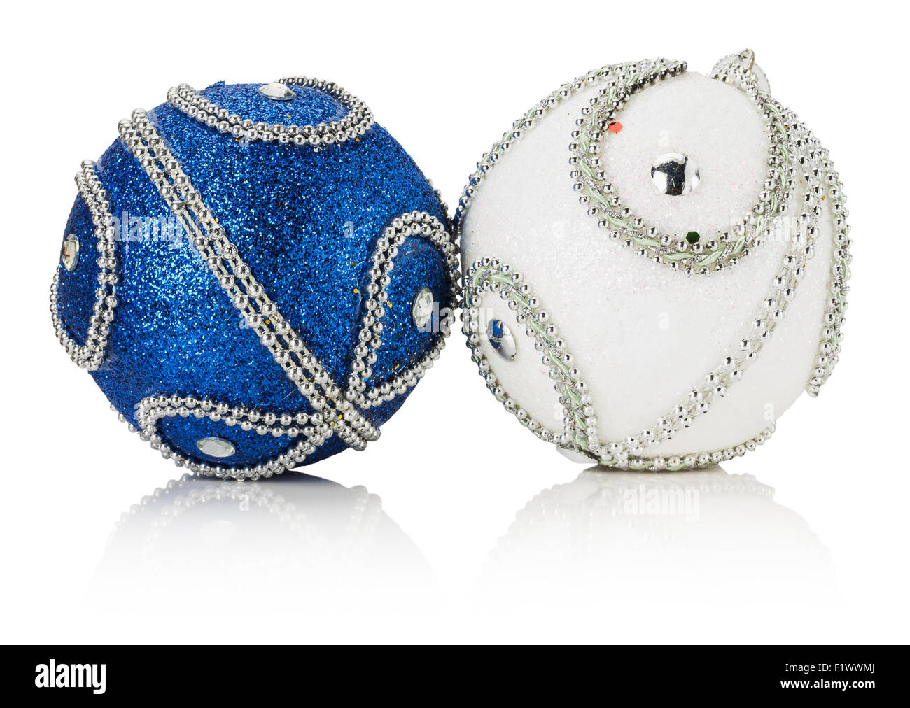 Boules de Noël bleu et blanc isolé sur fond blanc. Banque D'Images