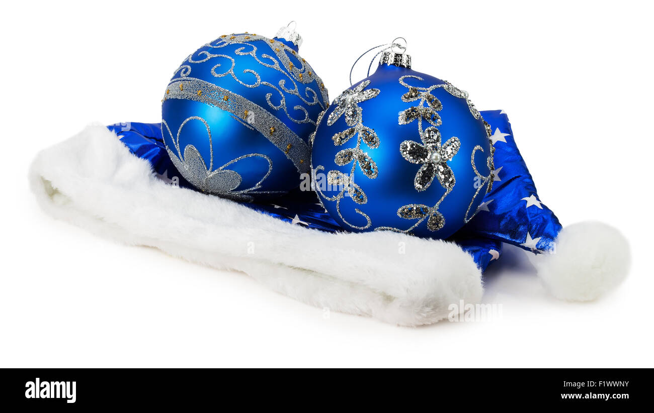Noël boules bleues sur Santa hat isolé sur le fond blanc. Banque D'Images