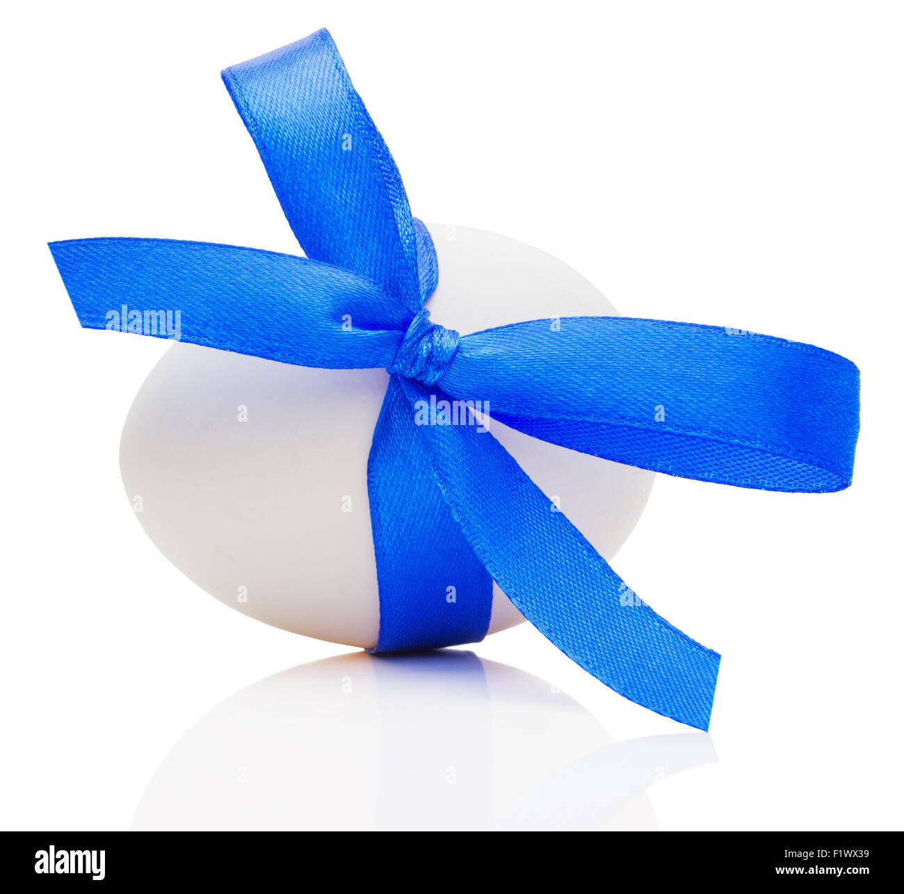 Œuf de pâques avec festive blue bow isolé sur fond blanc. Banque D'Images