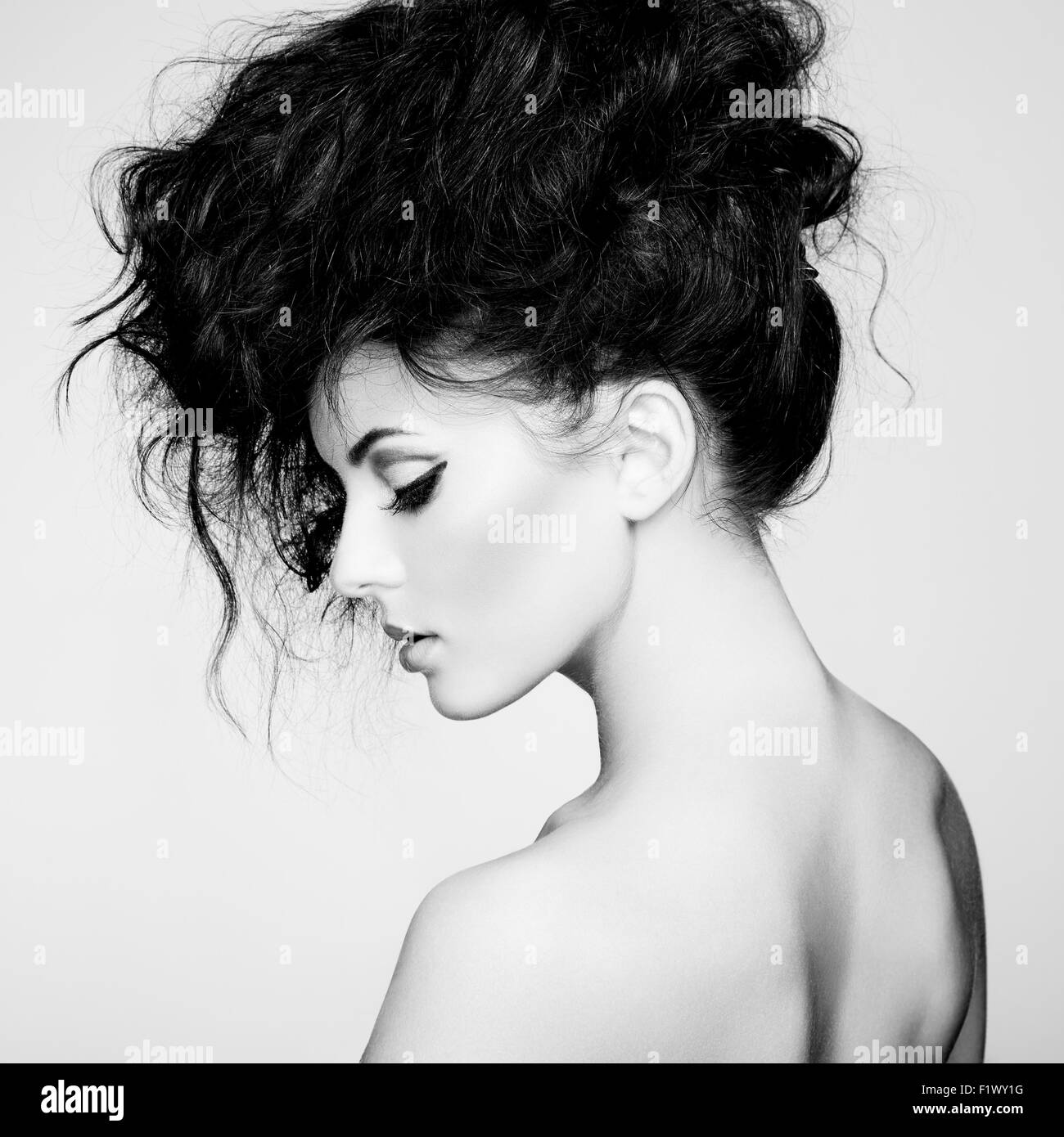 Photo en noir et blanc de belle femme avec de magnifiques cheveux. Photo de Mode Banque D'Images