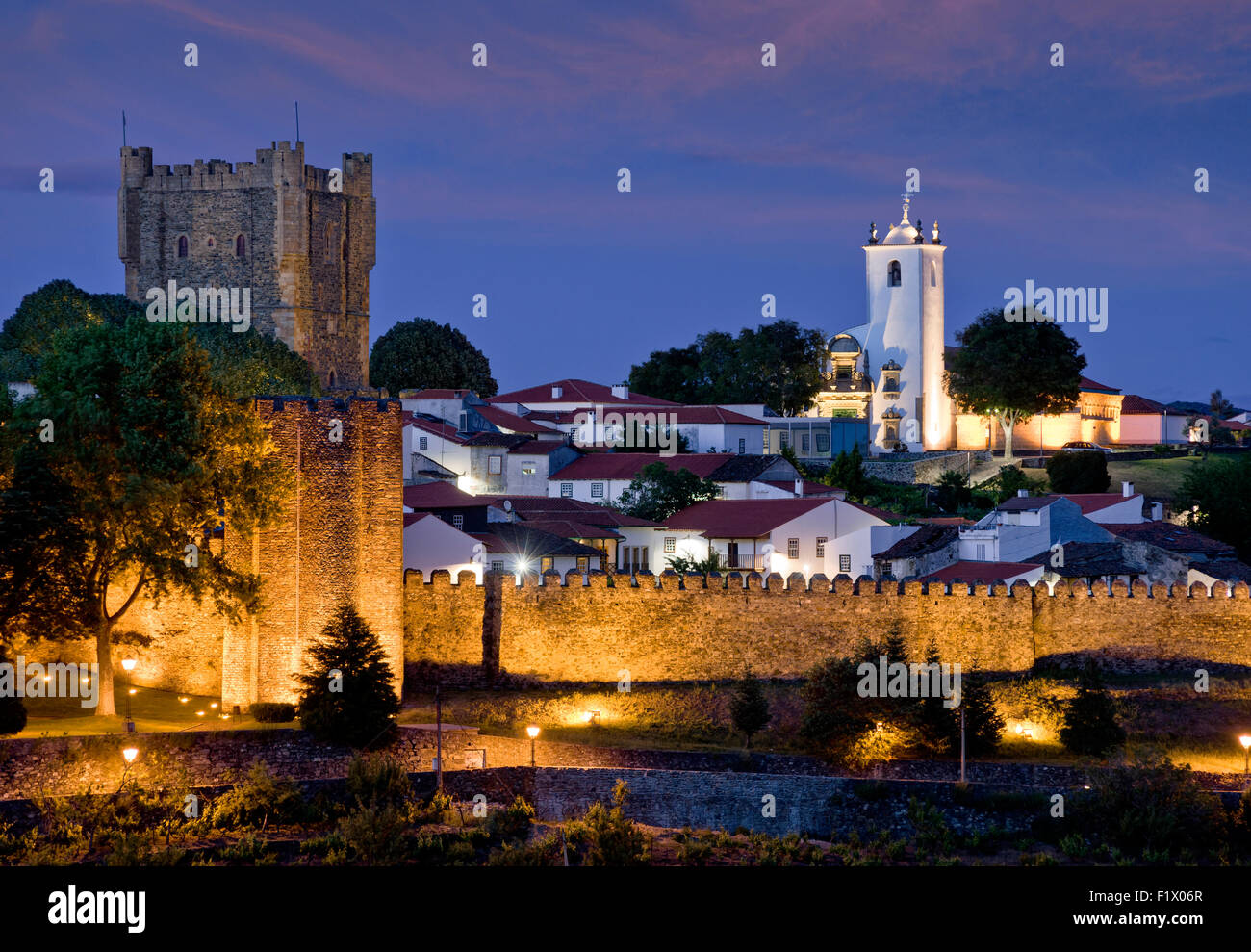 Tras-os-Montes, château de Bragança, l'église et les remparts de la ville au crépuscule Banque D'Images