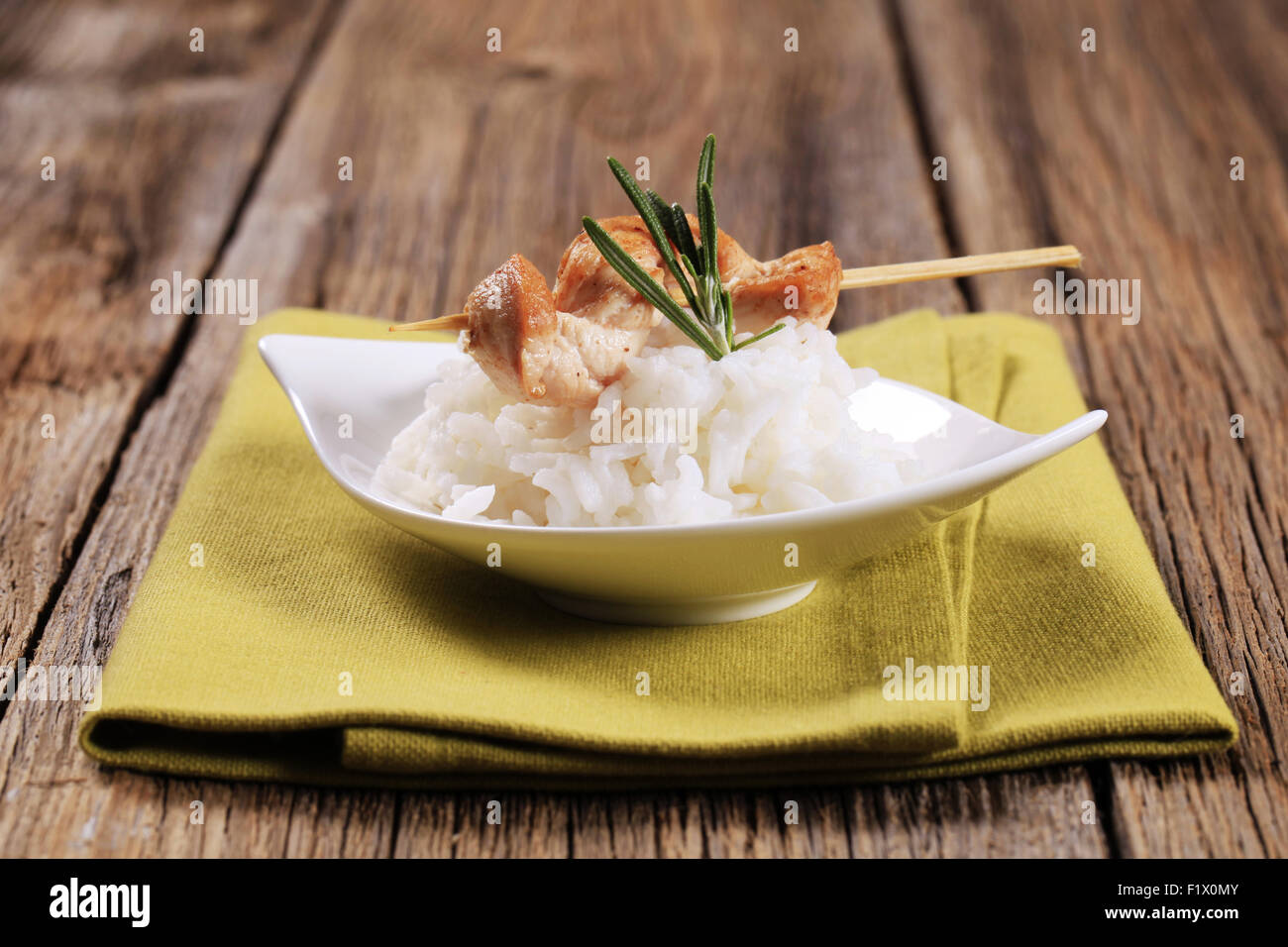 Brochette de poulet sur lit de riz blanc Banque D'Images