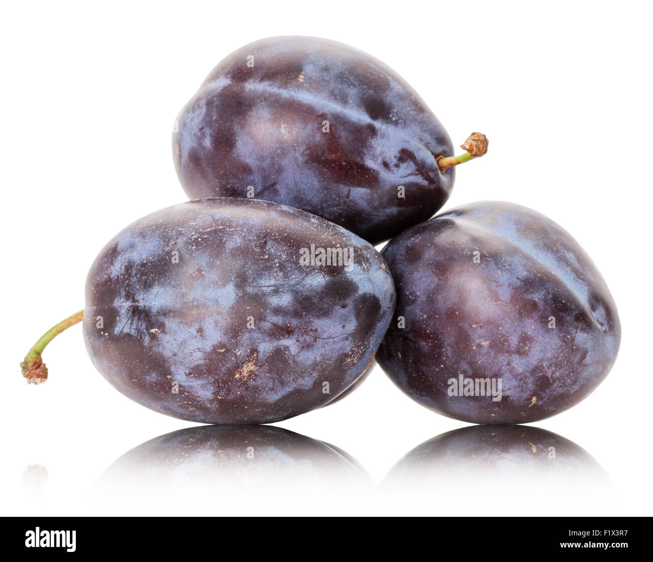Les prunes violettes isolé sur le fond blanc. Banque D'Images