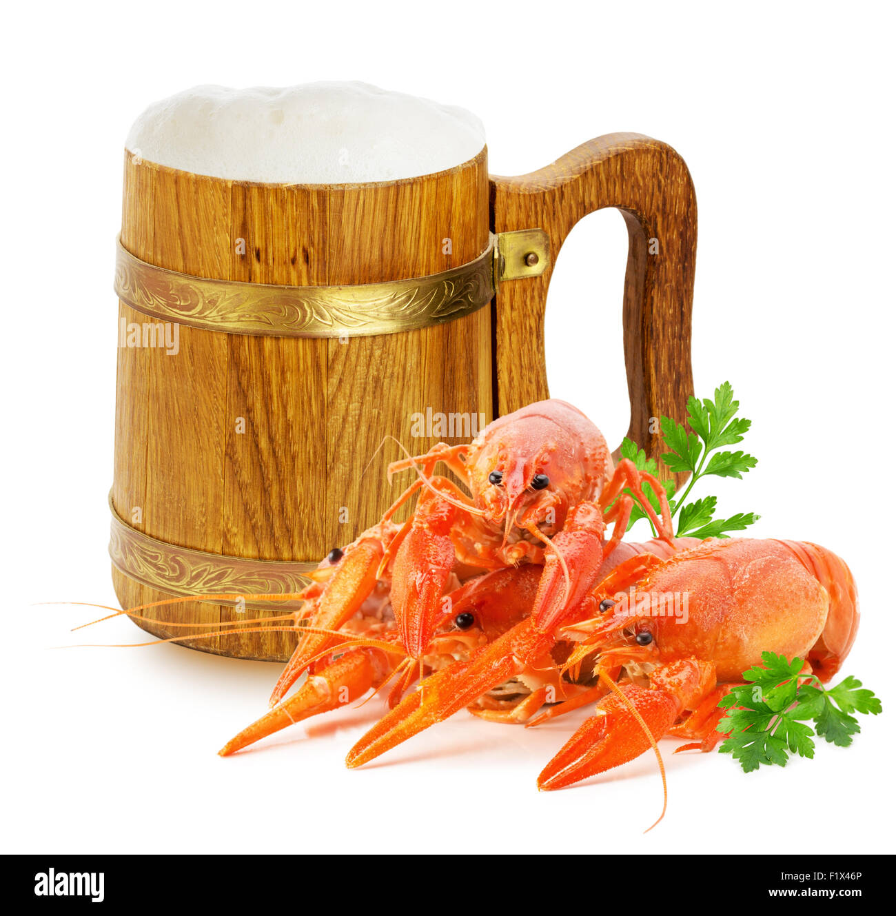 Mug en bois avec de la bière et le homard rouge isolé sur fond blanc. Banque D'Images