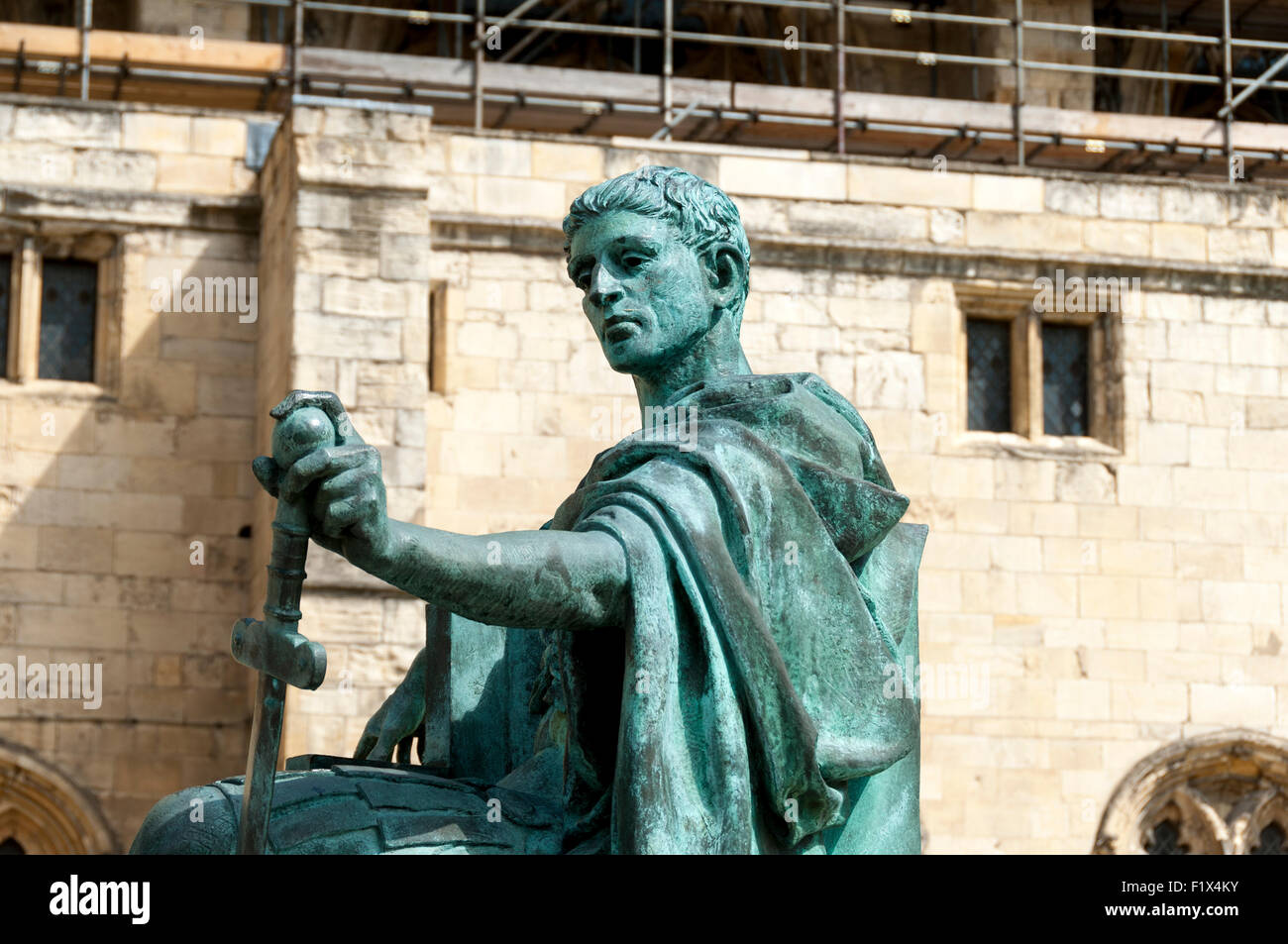 Statue de Constantin le Grand par Philip Jackson (1998), Cour, Ville de York, Yorkshire, Angleterre, Royaume-Uni Banque D'Images