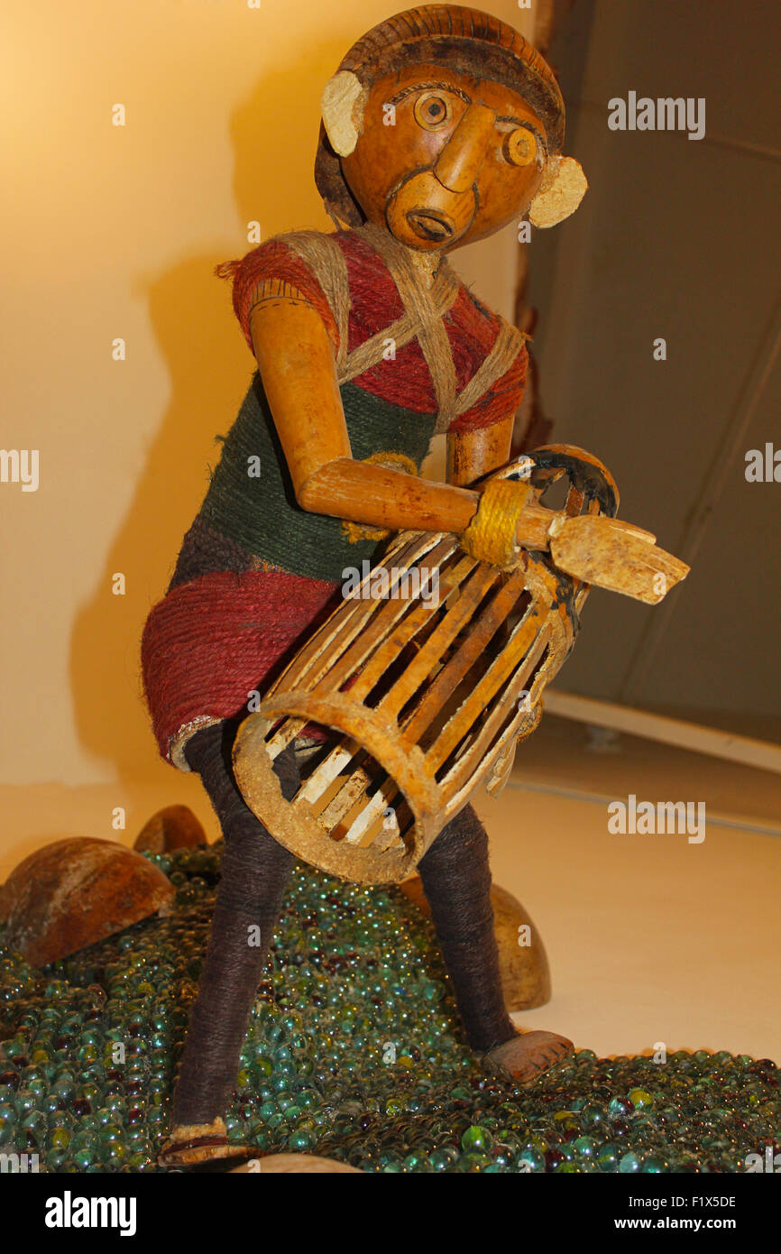 Jouet en bois. Un homme jouant du tambour tribal traditionnel, l'Inde Banque D'Images