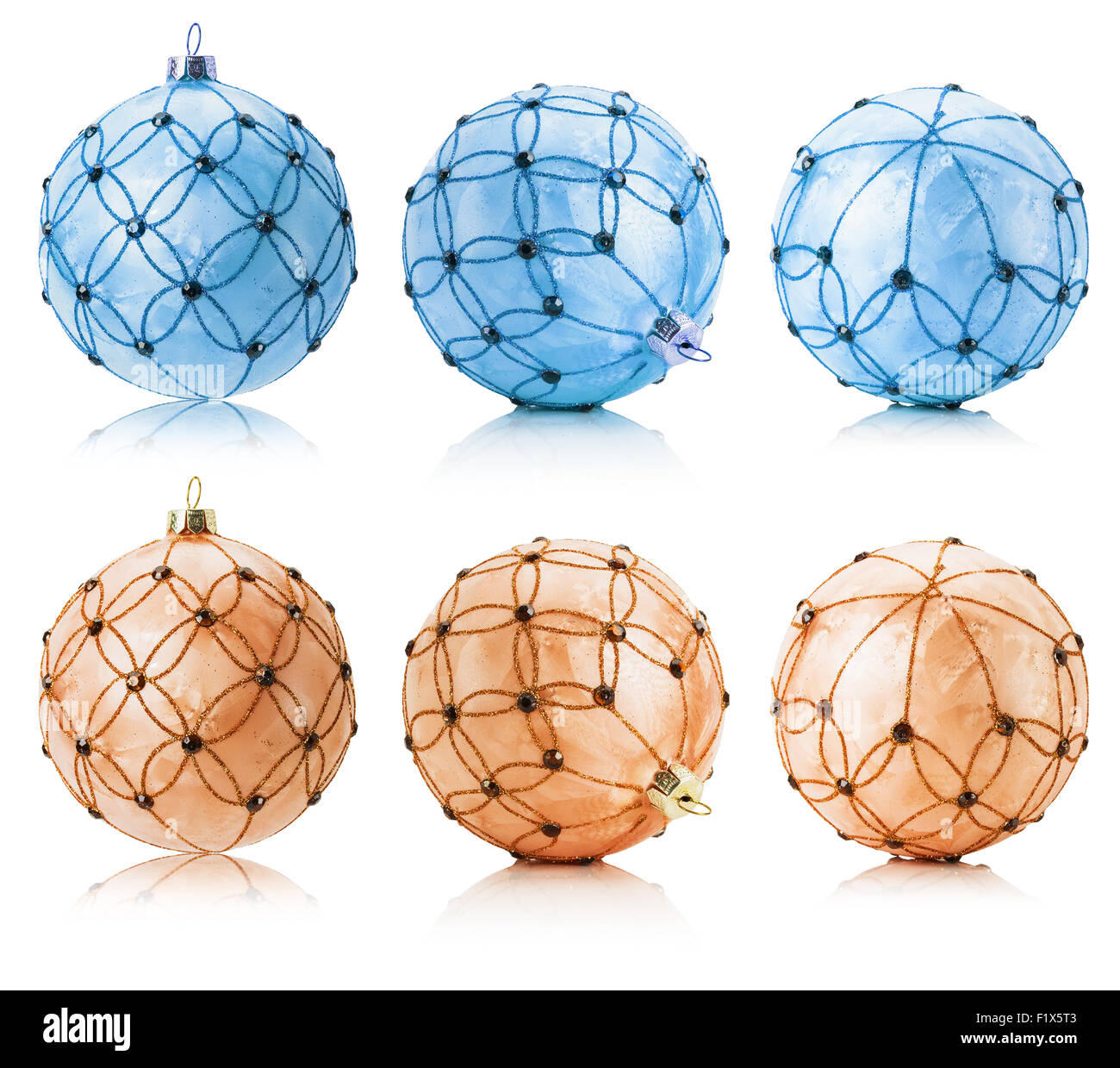 Jeu de boules de Noël bleu et beige isolé sur le fond blanc. Banque D'Images