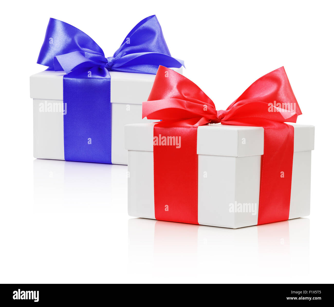 Boîtes cadeaux avec Red et Blue bow isolé sur le fond blanc. Banque D'Images