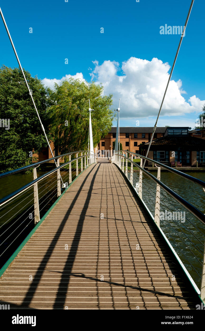 Passerelle sur le lac à l'Université de York Heslington Campus, ville de York, Yorkshire, Angleterre, Royaume-Uni Banque D'Images