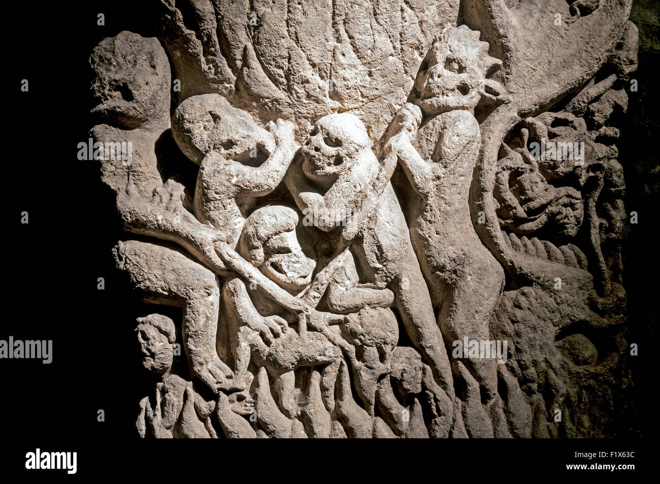 L'Doomstone dans la crypte de la cathédrale de York, ville de York, Yorkshire, Angleterre, Royaume-Uni Banque D'Images