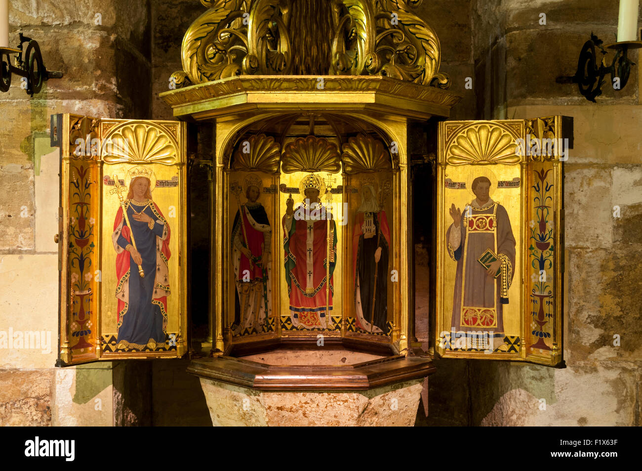 Fonts baptismaux, dans la crypte de la cathédrale de York, ville de York, Yorkshire, Angleterre, Royaume-Uni. 15e siècle avec un couvercle conçu en 1946. Banque D'Images