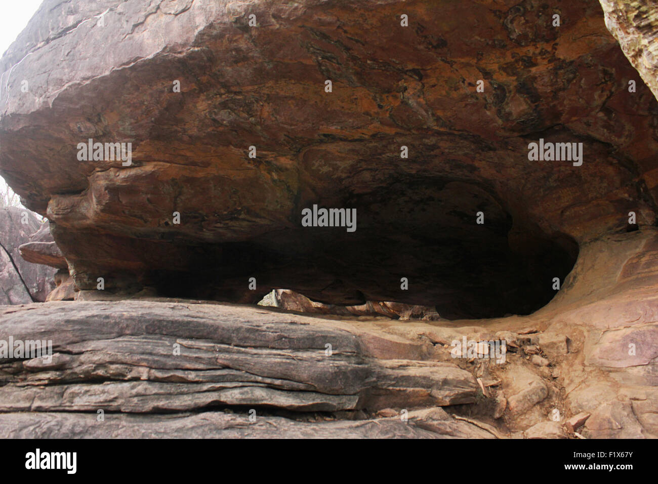 Cave abri à Bhimbetka, Raisen, Madhya Pradesh, Inde. Site du patrimoine mondial de l'UNESCO en 2003 Liste Banque D'Images