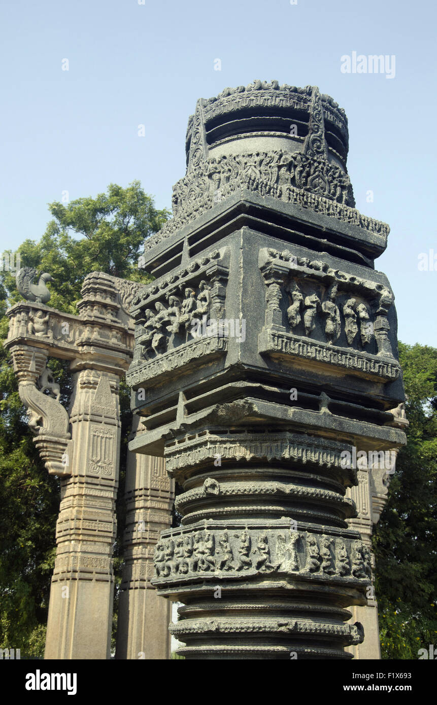 Magnifiquement sculpté pilier, vue partielle de portail, porte d'entrée (Toranas), complexe du temple, fort de Warangal, Warangal, Telanga Banque D'Images