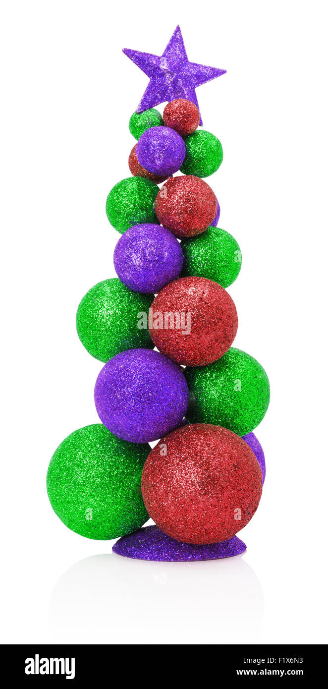 Arbre de Noël avec des boules isolé sur le fond blanc. Banque D'Images