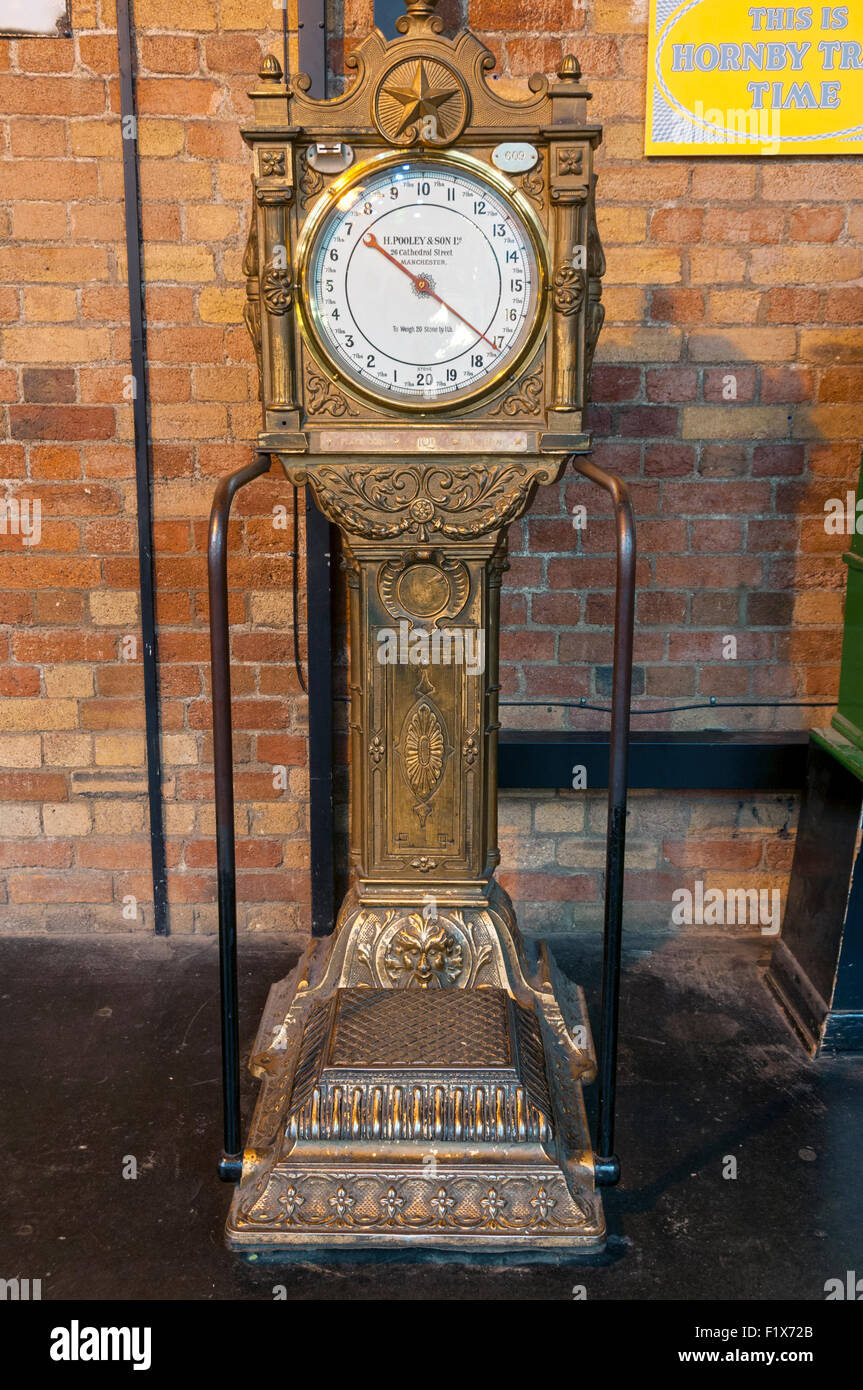 Vintage coin dans la fente de la machine de pesage au National Railway Museum, City of York, Yorkshire, Angleterre, Royaume-Uni Banque D'Images