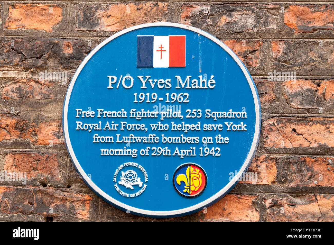 Blue plaque commémorant Yves Mahé, un pilote de chasse de la RAF Française Libre, Coney Street, City of York, Yorkshire, Angleterre, Royaume-Uni Banque D'Images