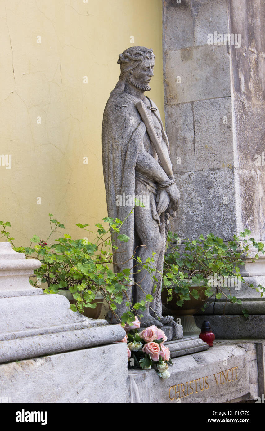 Statue de Saint Catholique en pierre. Banque D'Images